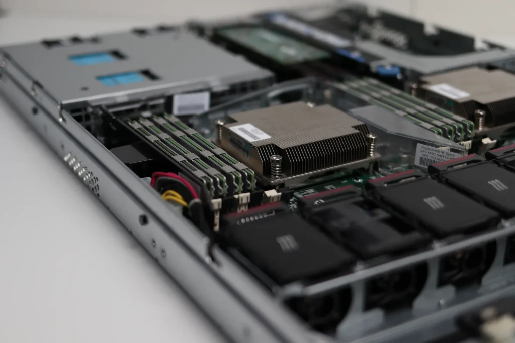 Geöffneter Server mit Arbeitsspeicher, Kühlkörper und weiteren Hardware-Komponenten.
