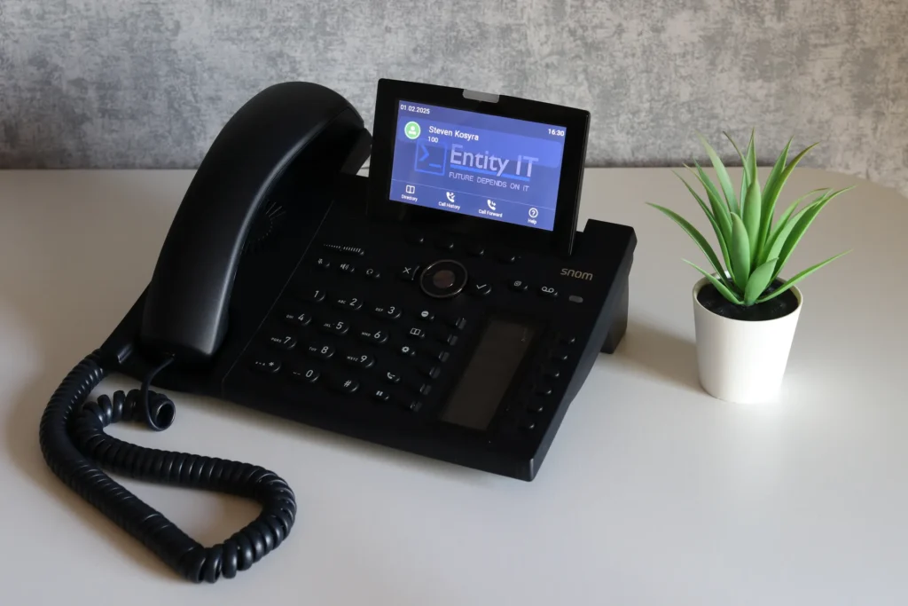 Snom-Geschäftstelefon mit Entity-IT auf dem Display.