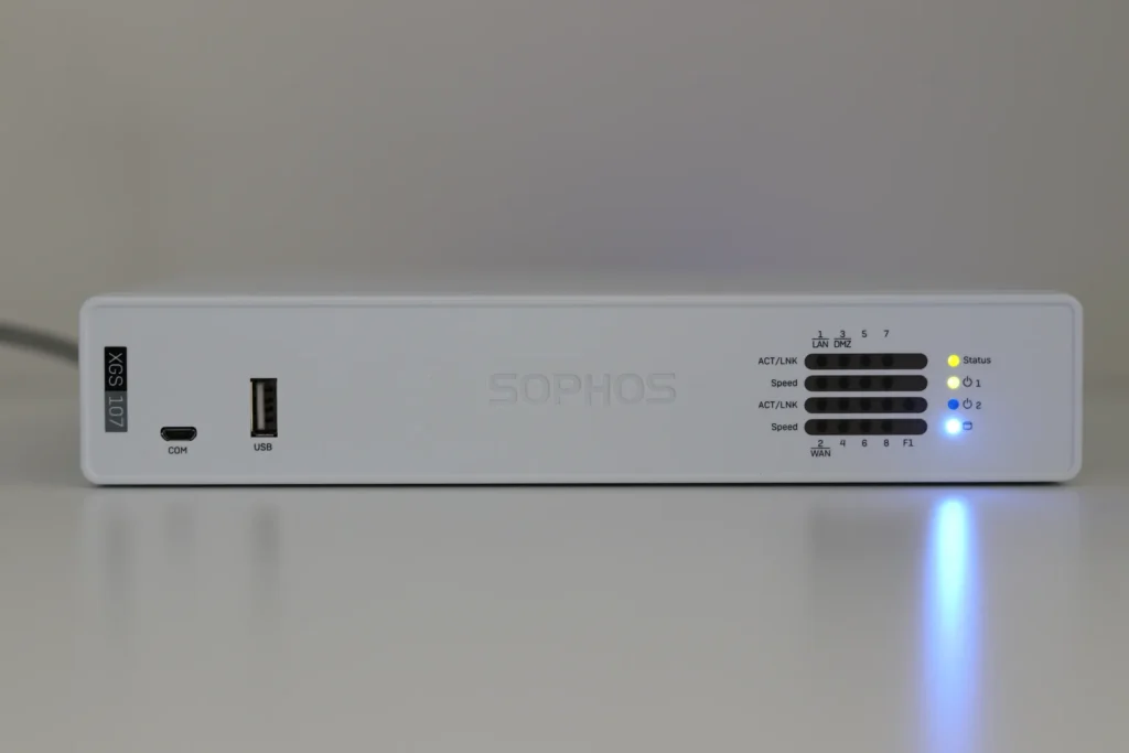 Sophos-Firewall mit Statusanzeigen auf einer hellen Tischfläche.